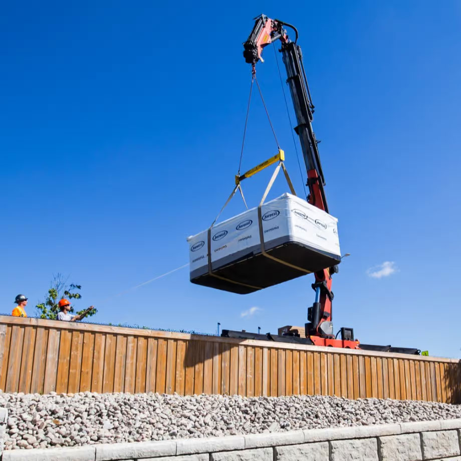 Livraison d'un spa Jacuzzi® Livraison d'un spa extérieur avec grutage pour une installation sécurisée