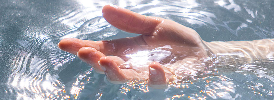 eau trouble, blanchâtre et laiteuse dans un spa