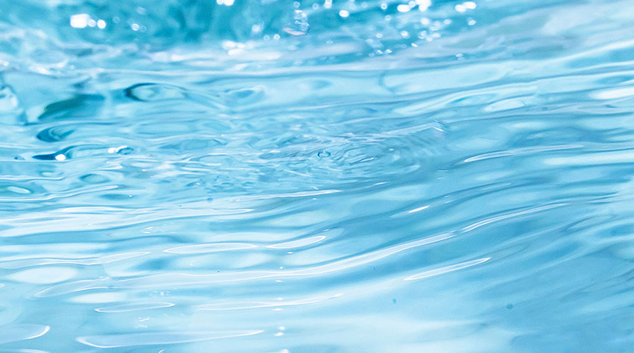 Surface d’eau offrant résistance bénéfique pour exercices d’aquagym